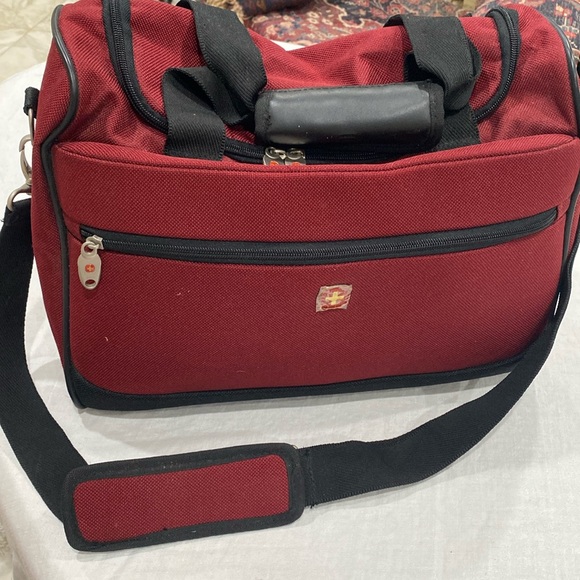 SwissGear Wenger Swiss Gear Red Tote Bag Overnight Weekend Carry On Bag 15x12x7” - Picture 1 of 14